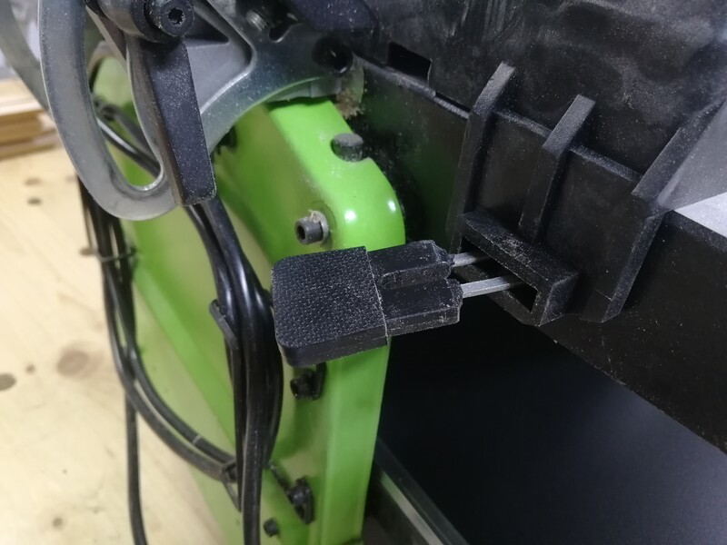 Dust extractor latch Dust extractor latch